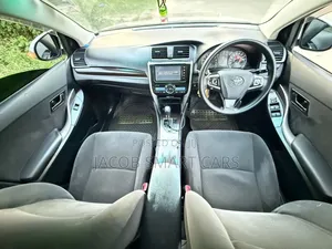 Toyota Premio 2018 Silver