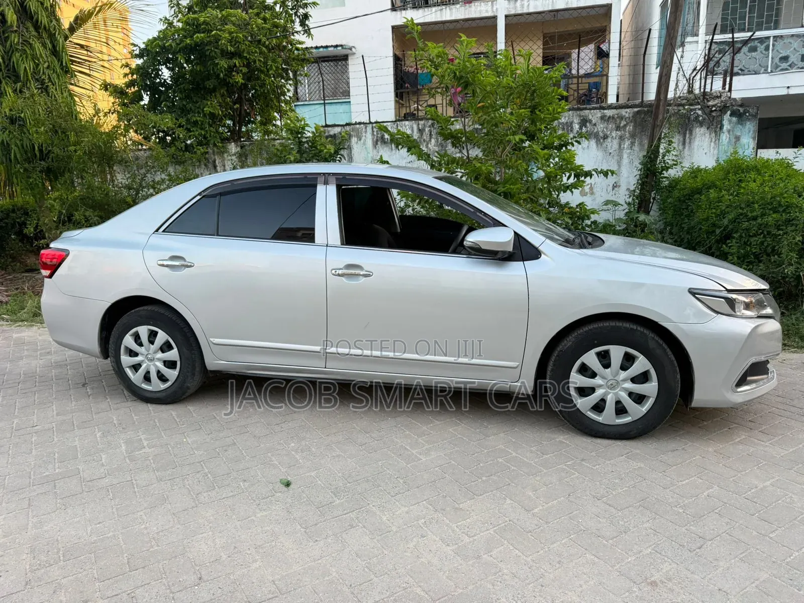 Toyota Premio 2018 Silver