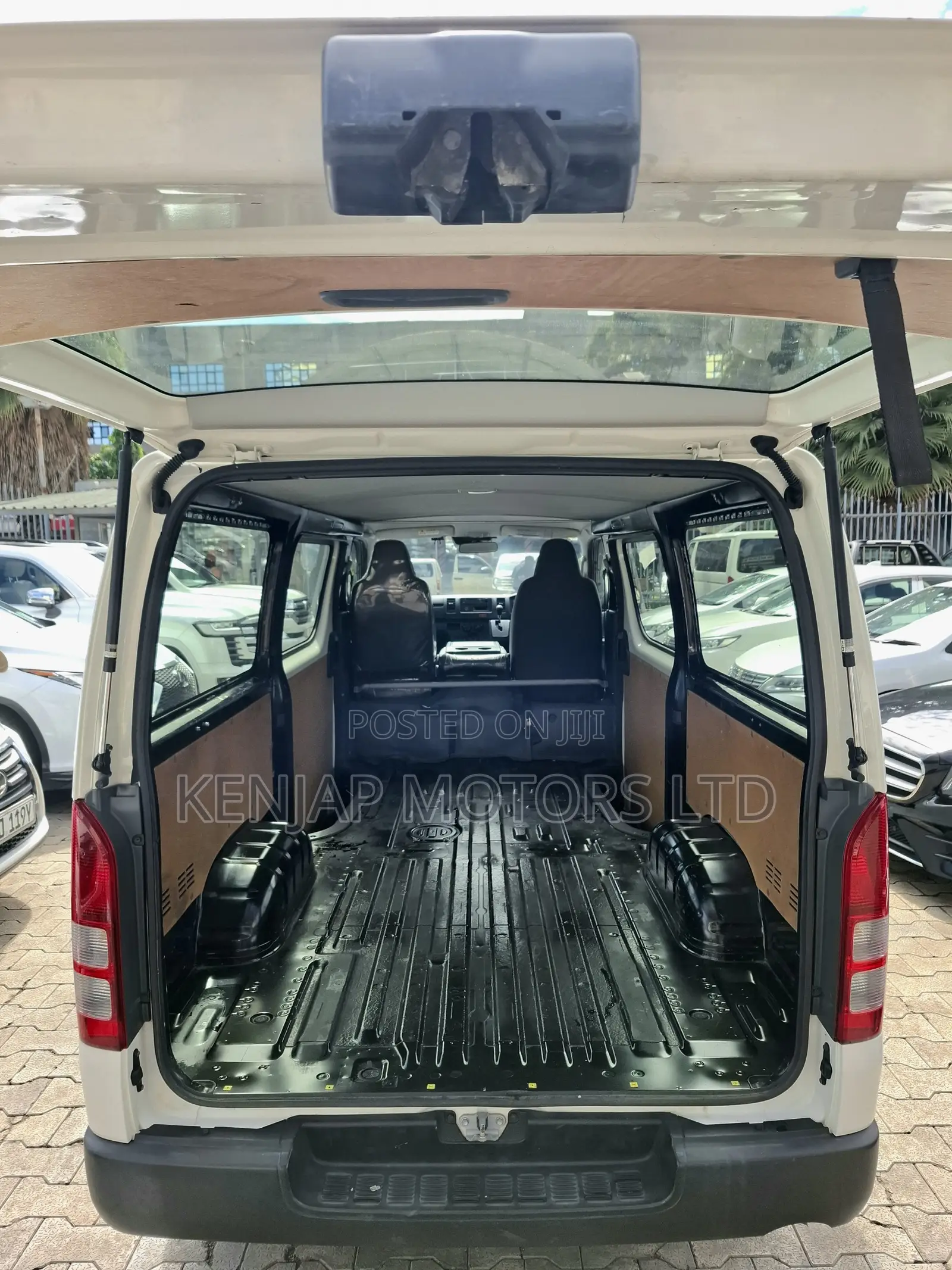 Toyota HiAce 2019 White