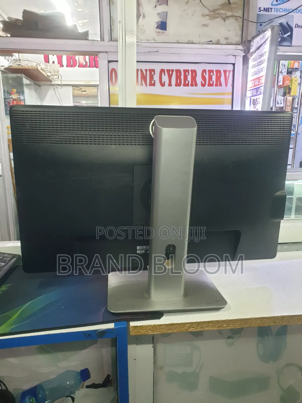 Dell 24 Inches Stretch