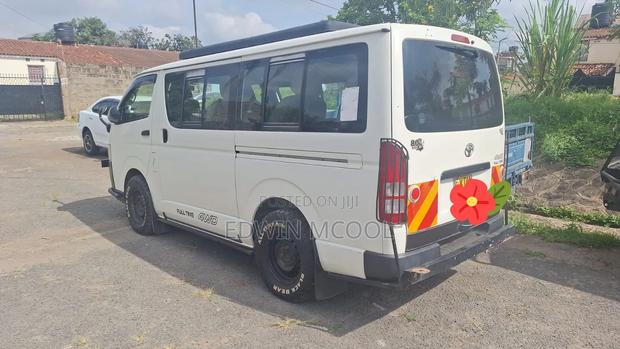 Toyota HiAce 2016 White