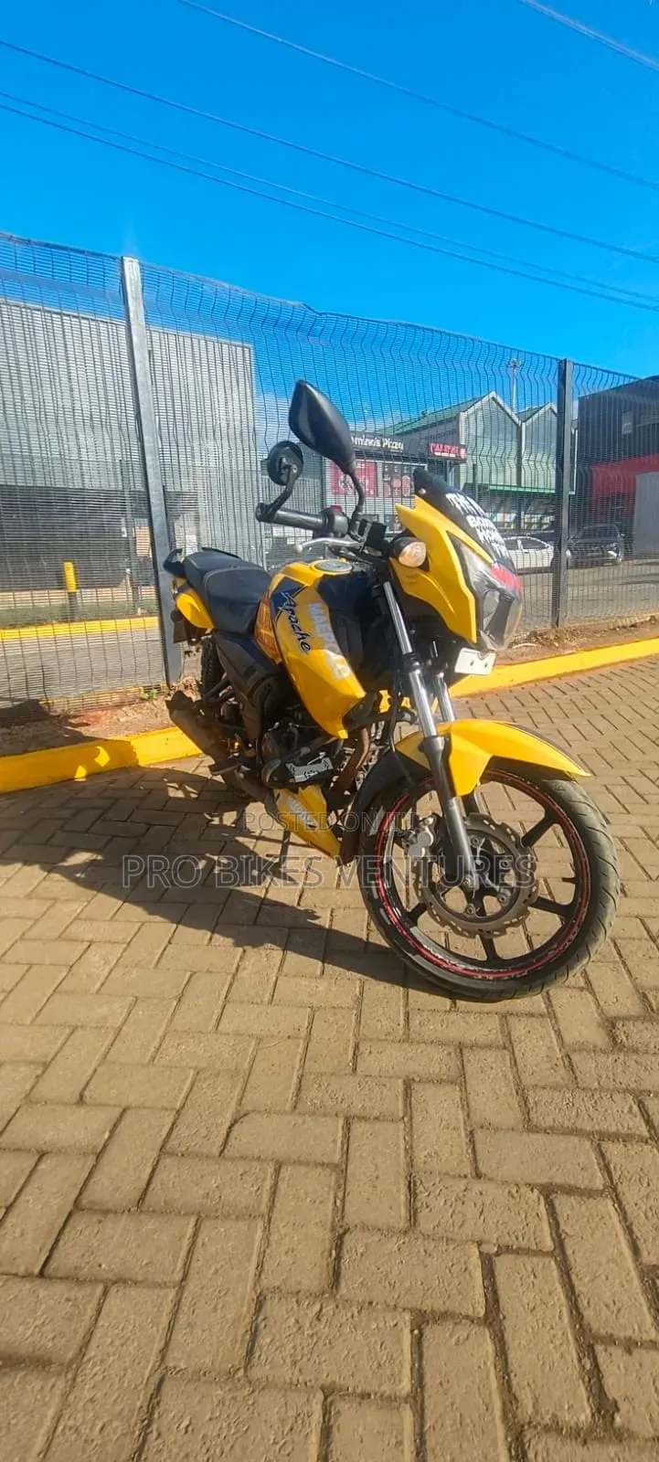 TVS Apache 160 4V 2023 Yellow