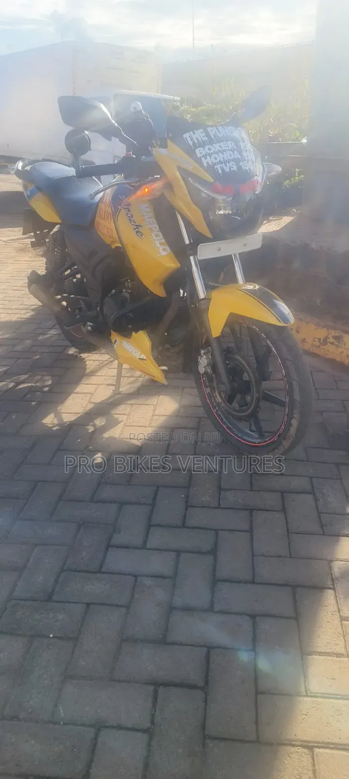 TVS Apache 160 4V 2023 Yellow