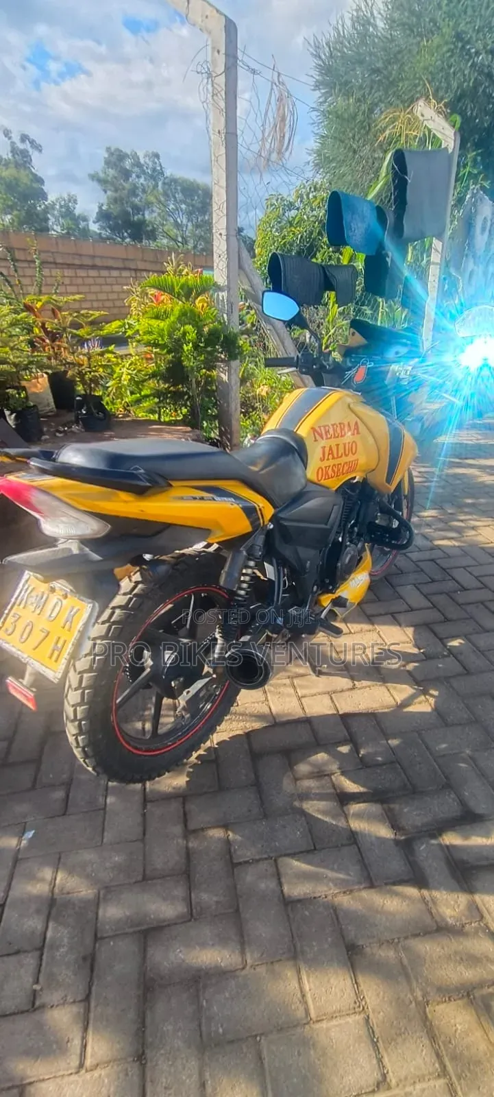 TVS Apache 160 4V 2023 Yellow