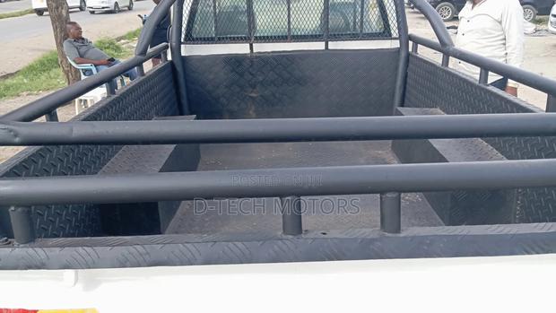 Toyota Hilux 2002 White - thumbnail 4