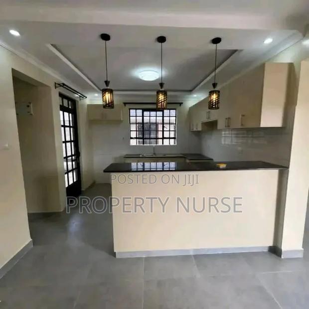 3bdrm Bungalow in Gateway Mall Area for sale - thumbnail 4
