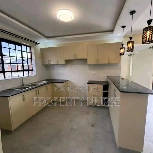 3bdrm Bungalow in Gateway Mall Area for sale - thumbnail 5