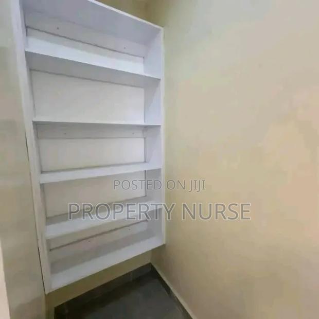 3bdrm Bungalow in Gateway Mall Area for sale - thumbnail 6