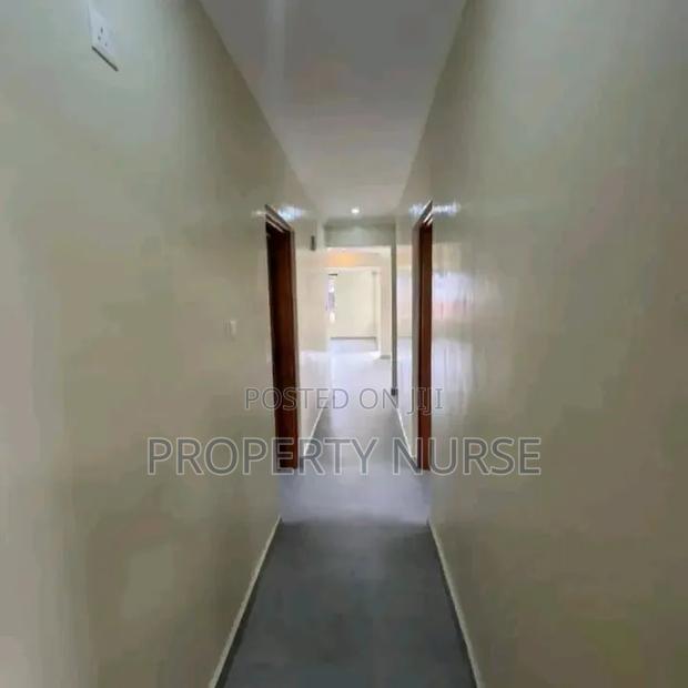 3bdrm Bungalow in Gateway Mall Area for sale - thumbnail 7
