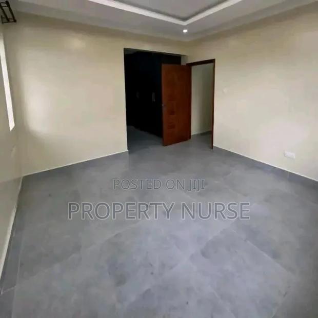 3bdrm Bungalow in Gateway Mall Area for sale - thumbnail 9