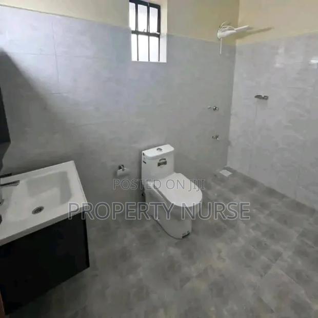 3bdrm Bungalow in Gateway Mall Area for sale - thumbnail 12