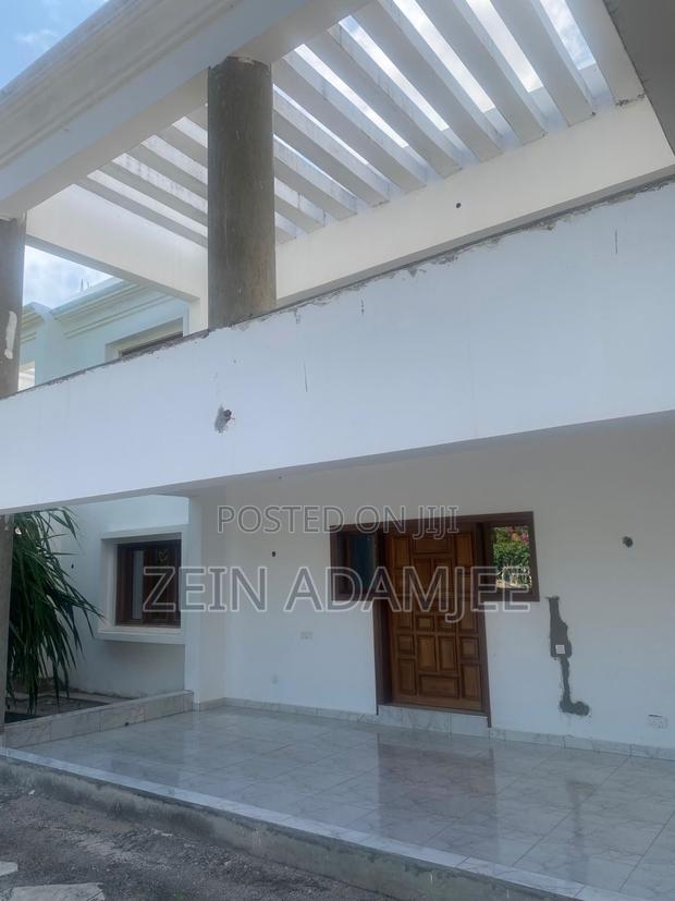 6bdrm Villa in Town Centre for sale - thumbnail 4