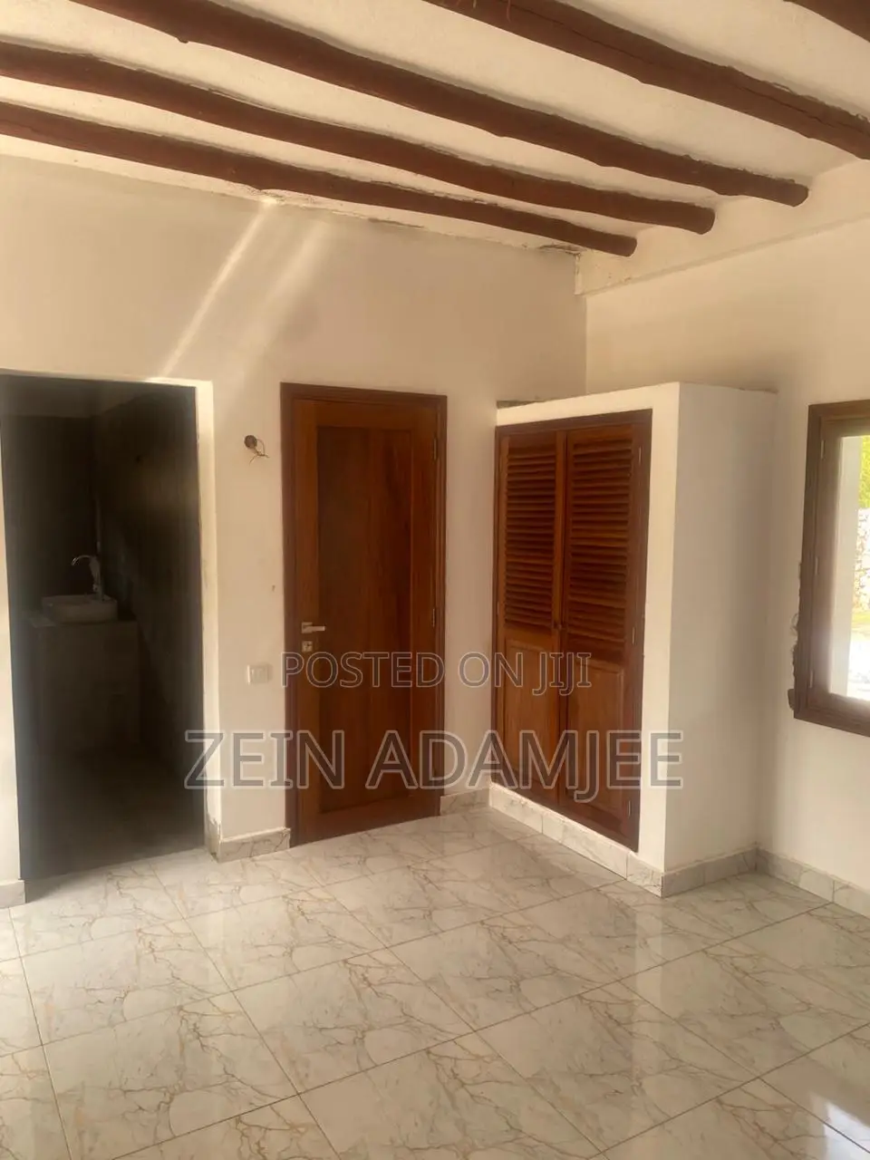 6bdrm Villa in Town Centre for sale