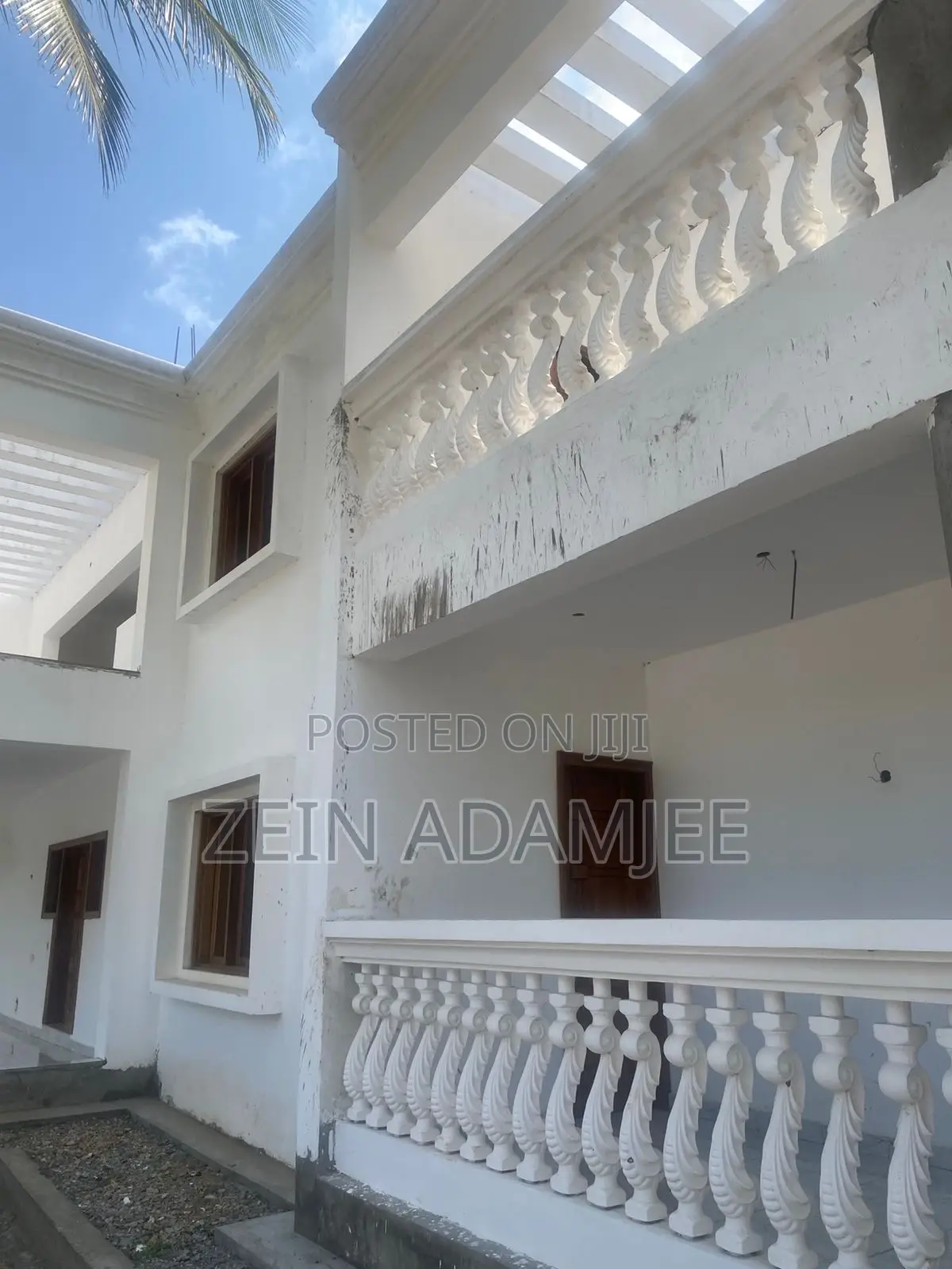 6bdrm Villa in Town Centre for sale