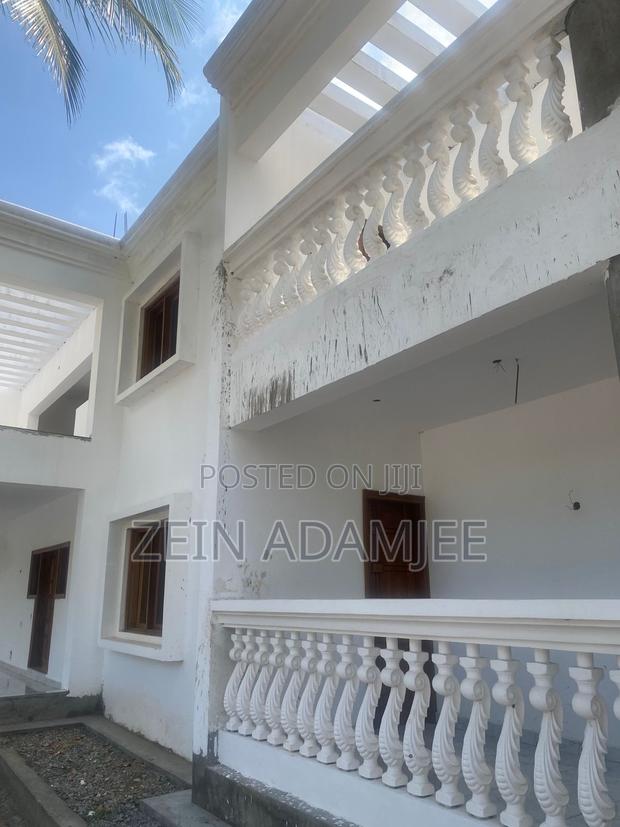 6bdrm Villa in Town Centre for sale - thumbnail 11