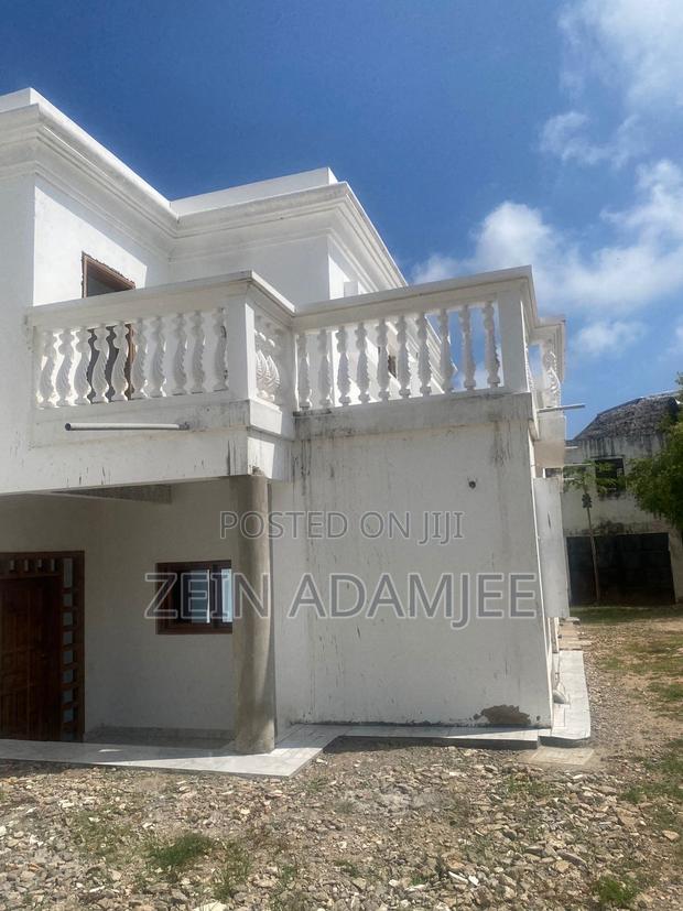 6bdrm Villa in Town Centre for sale - thumbnail 13