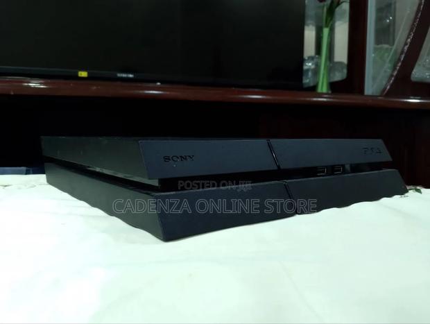 Used Clean Ps4 Fat With 1 Pad at Fifa 18