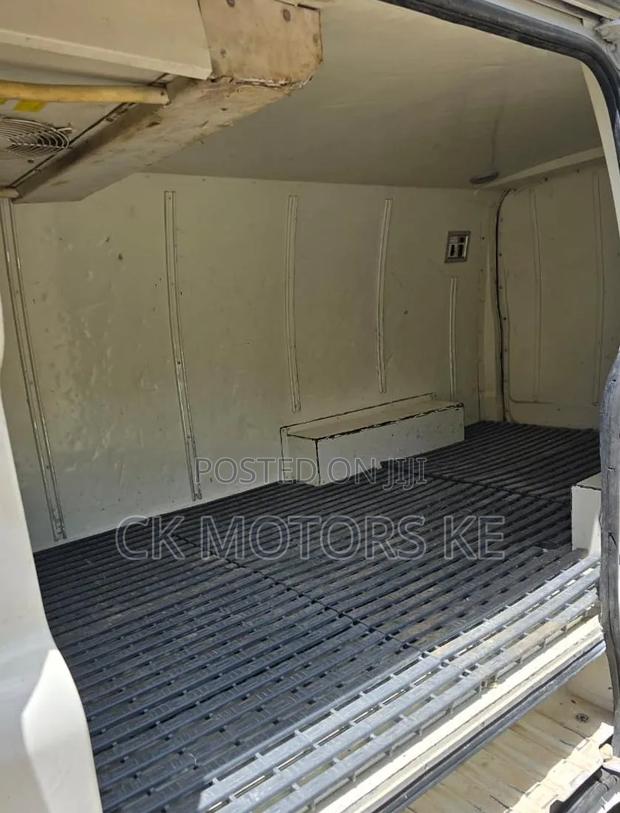 Toyota HiAce 2014 White - thumbnail 10