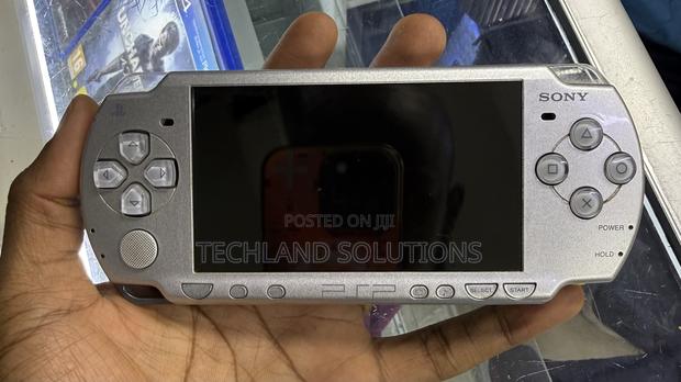 Ex-Uk Chipped PSP 2000 - thumbnail 3