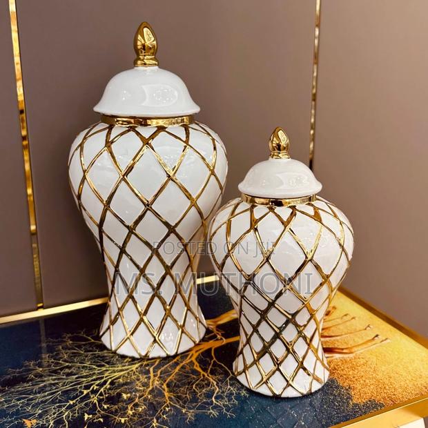 1 Pc Luxurious Set of Gold-Accented White Porcelain Ginger Jar