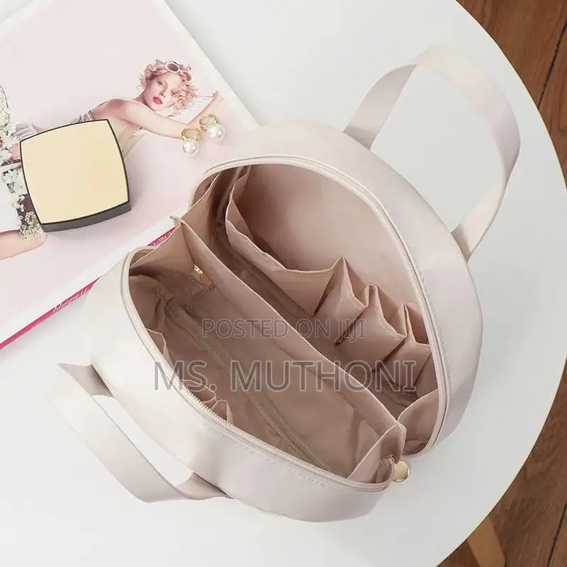 *Large-Capacity Makeup/ Toiletries Bag Pu Leather