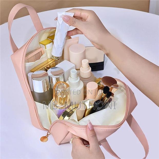 *Large-Capacity Makeup/ Toiletries Bag Pu Leather