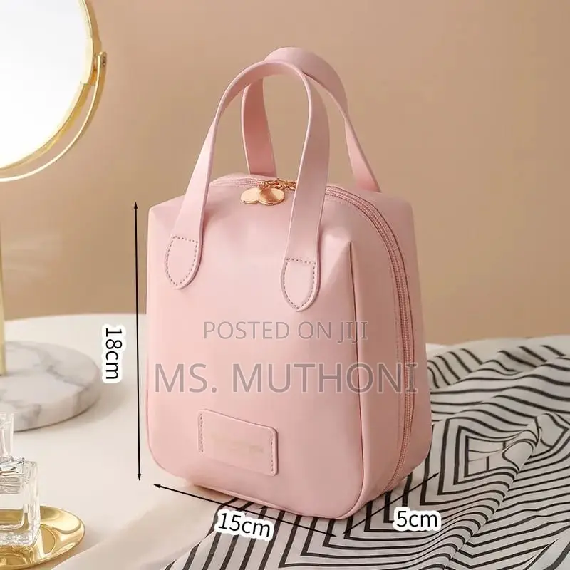 *Large-Capacity Makeup/ Toiletries Bag Pu Leather