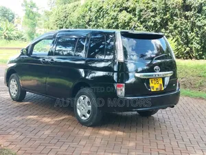 Toyota ISIS 2013 Black
