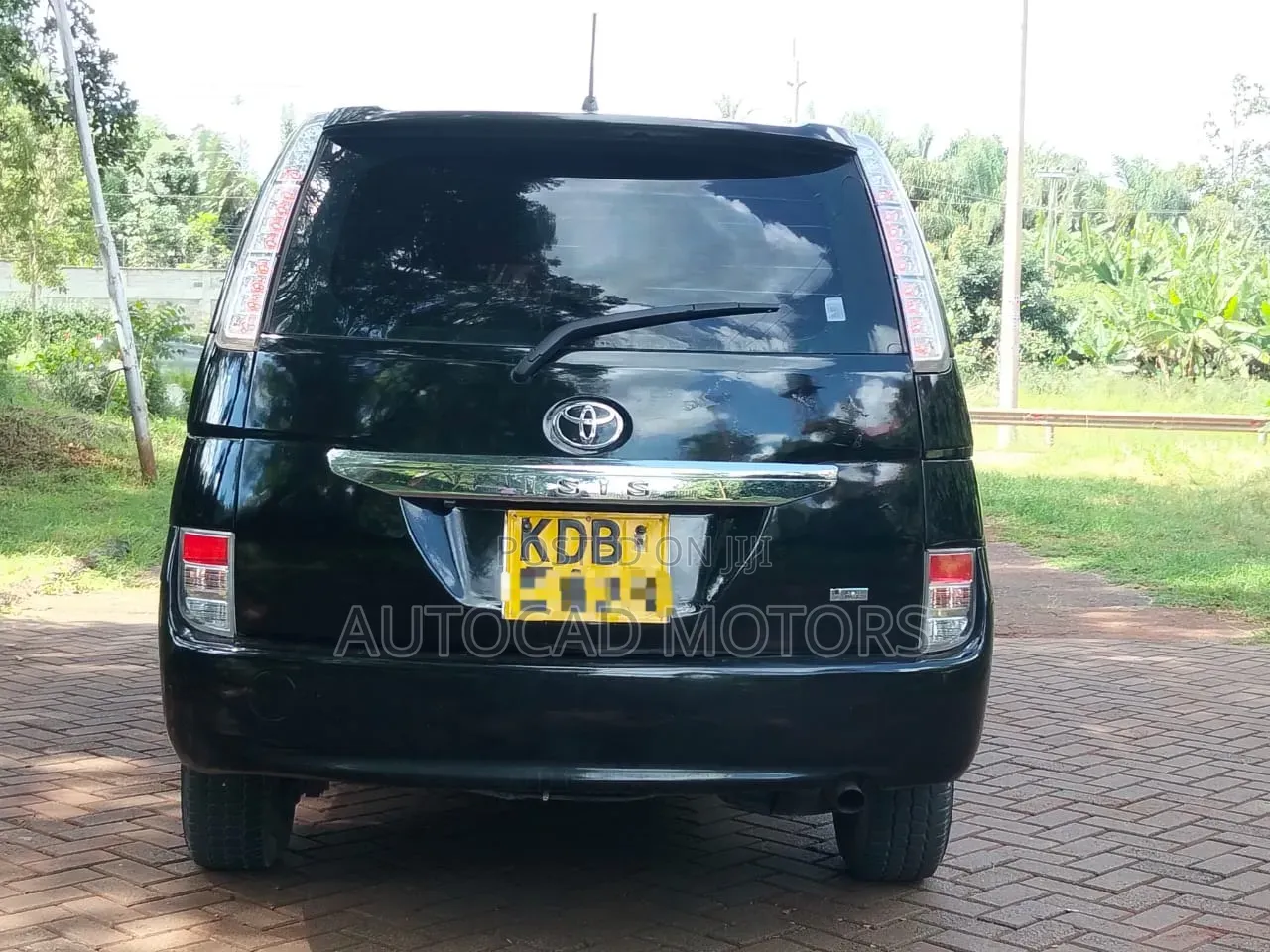 Toyota ISIS 2013 Black