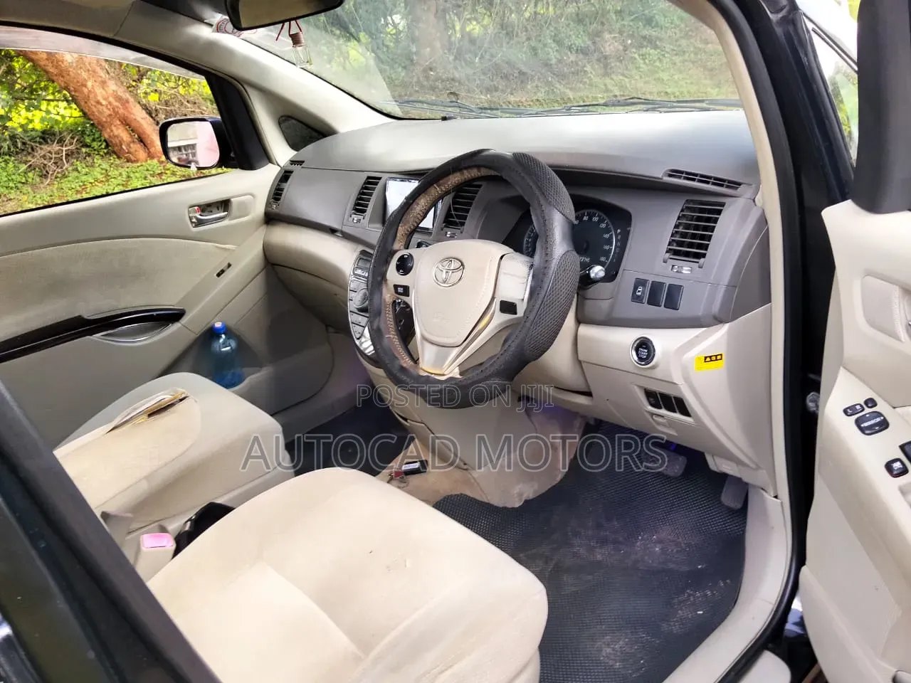 Toyota ISIS 2013 Black