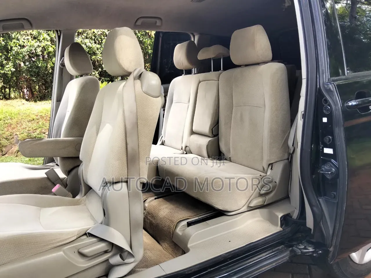 Toyota ISIS 2013 Black