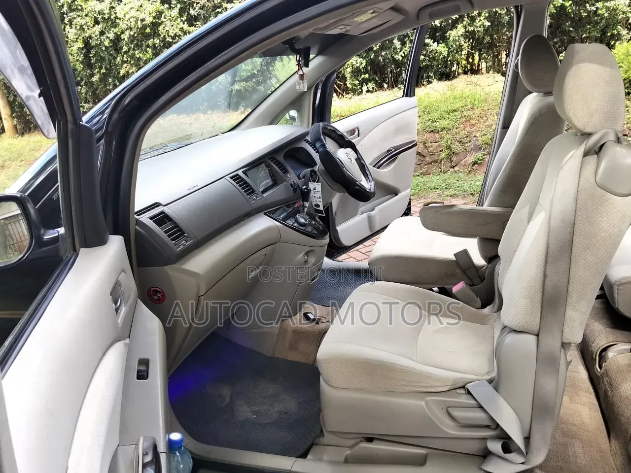 Toyota ISIS 2013 Black