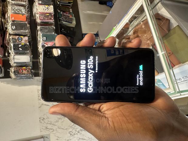 Samsung Galaxy S10e 128 GB Black - main view