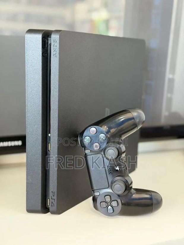 Playstation 4 Slim - thumbnail 2