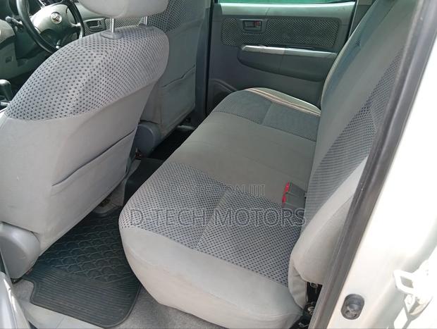 Isuzu Hillux - thumbnail 7