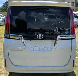 Toyota Esquire 2.0 AWD (7 seater) 2019 Off white