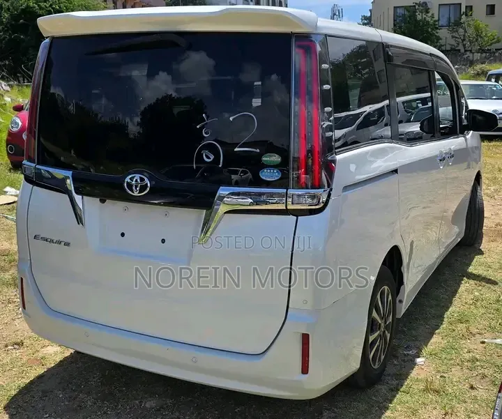 Toyota Esquire 2.0 AWD (7 seater) 2019 Off white