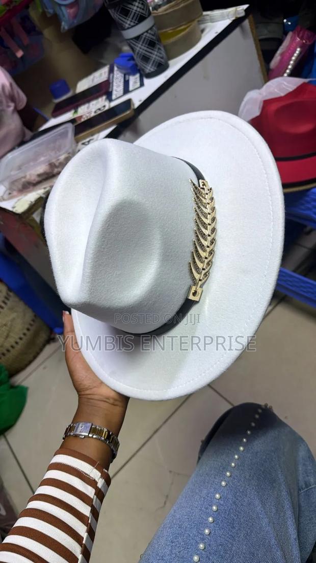 Stylish Wide Brim Fedora Hat in White With a Detailed Band - thumbnail 3