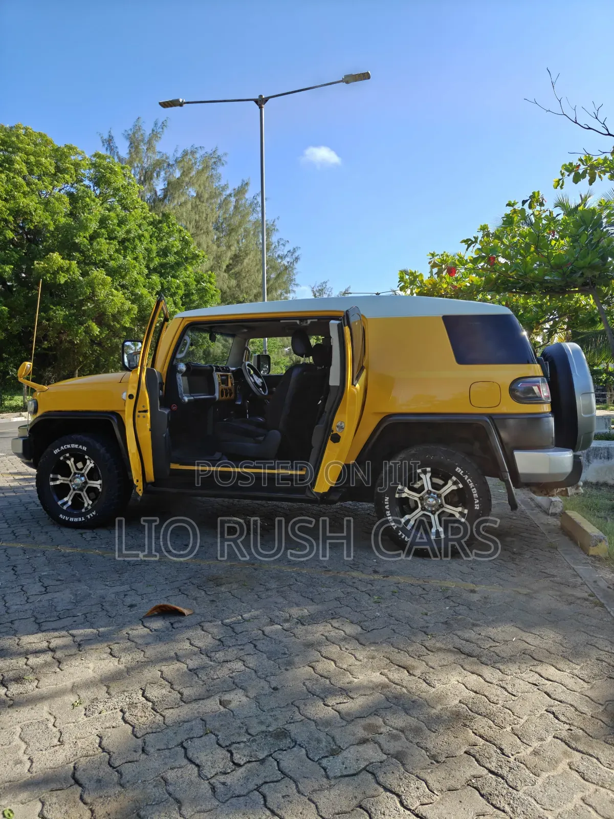 Toyota FJ Cruiser 2012 Yellow