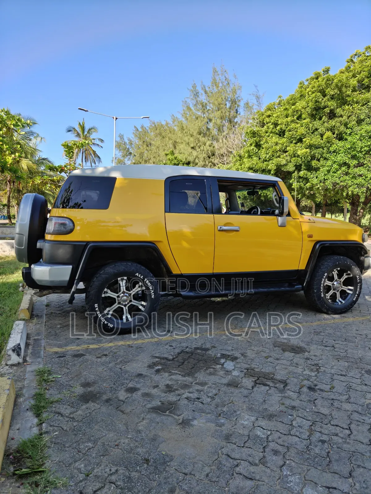 Toyota FJ Cruiser 2012 Yellow