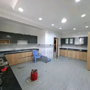 7bdrm Maisonette in Gateway Mall Area for rent