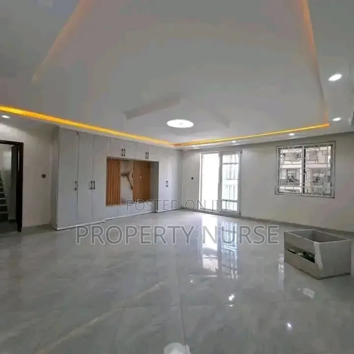 7bdrm Maisonette in Gateway Mall Area for rent