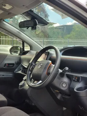 Toyota Sienta 2019 Silver