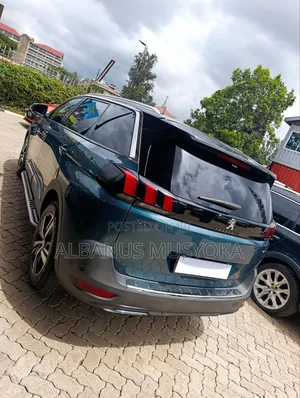 Peugeot 5008 2018 Green