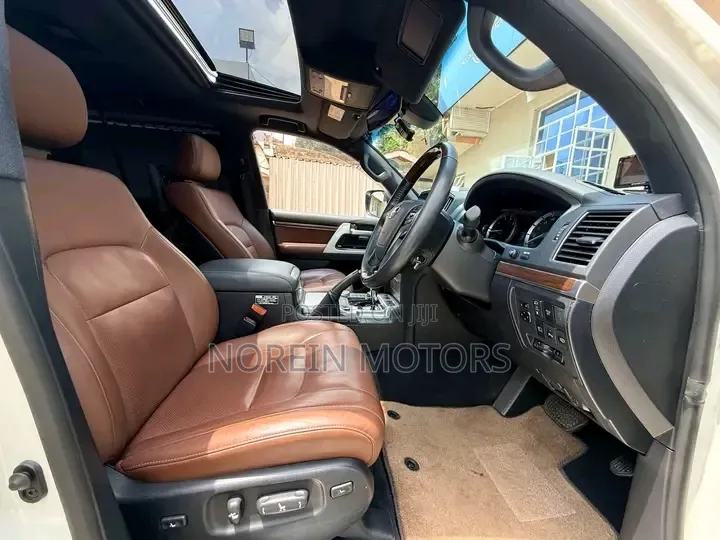 Toyota Land Cruiser 2019 White