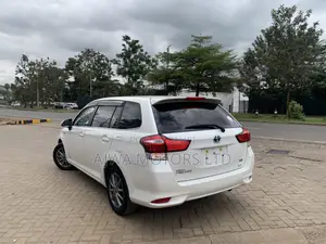 Toyota Corolla Fielder 1.5 Hybrid FWD 2019 White