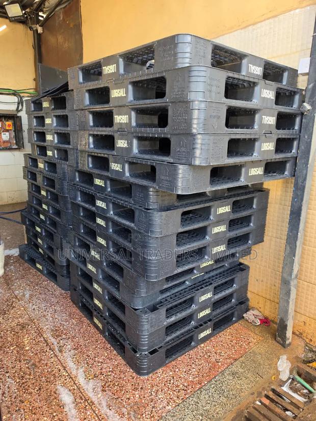 Plastic Pallets -Durable High Load Capacity for Warehouse Use. 02