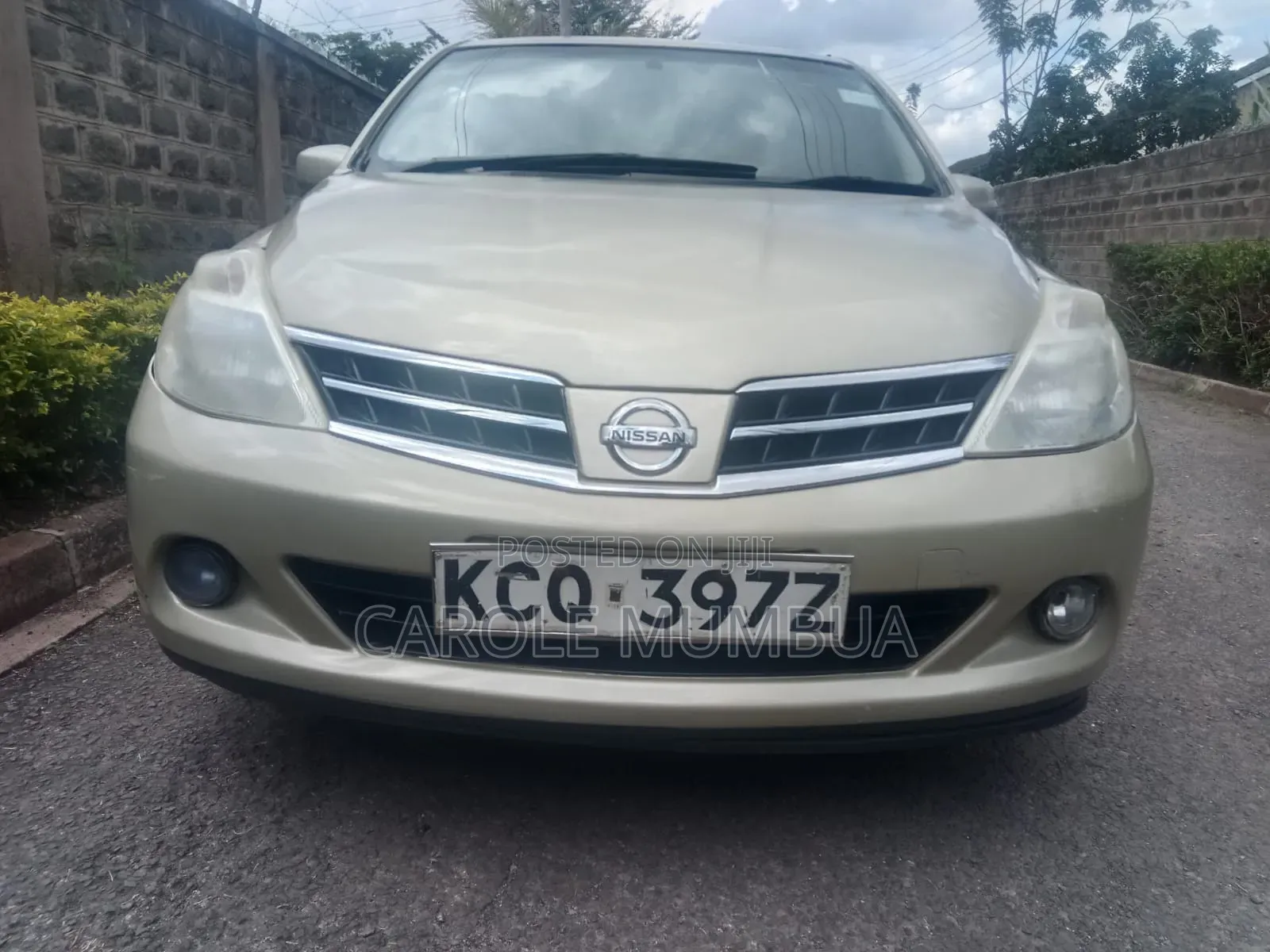 Nissan Tiida 2011 Gold