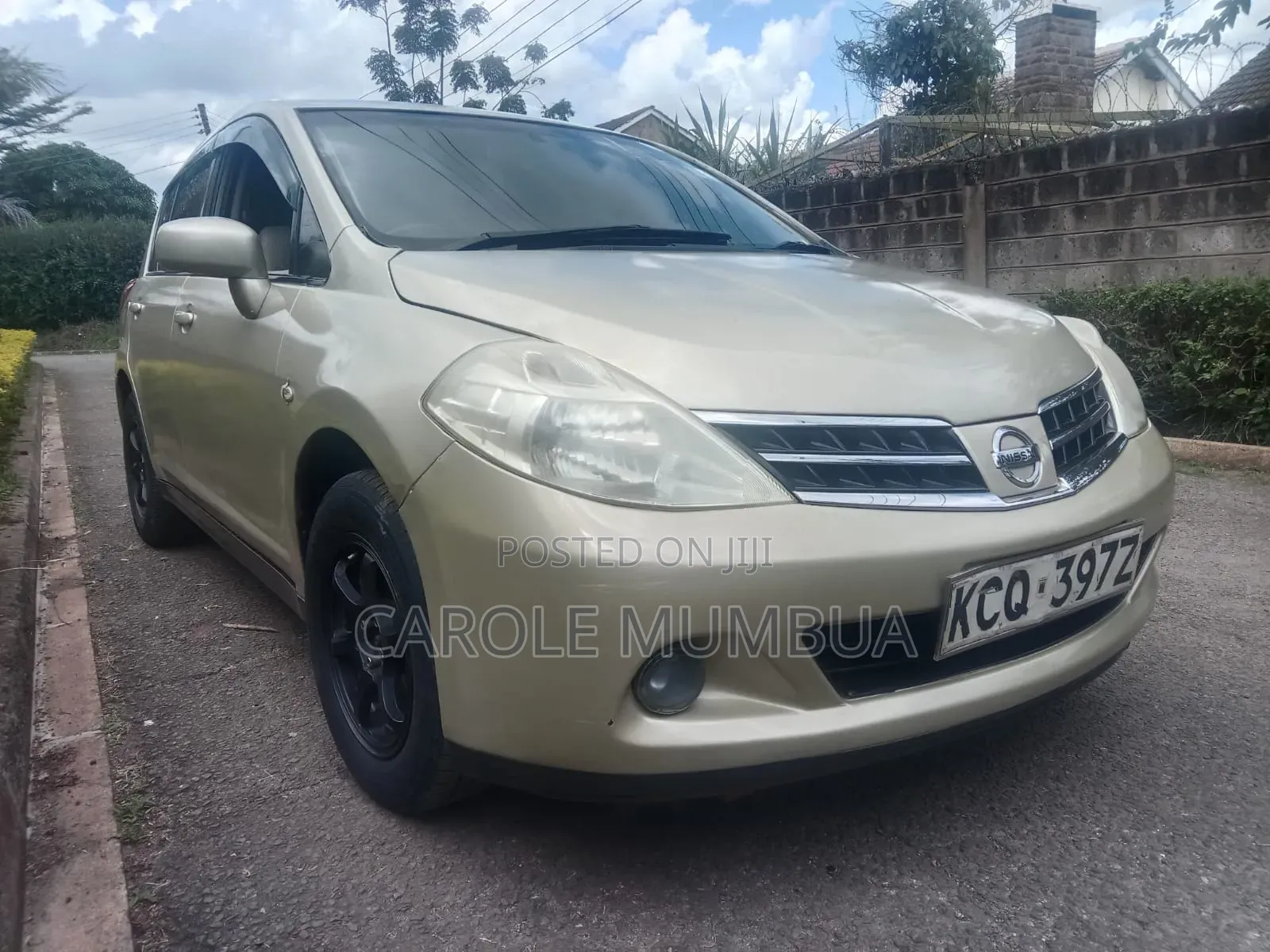 Nissan Tiida 2011 Gold