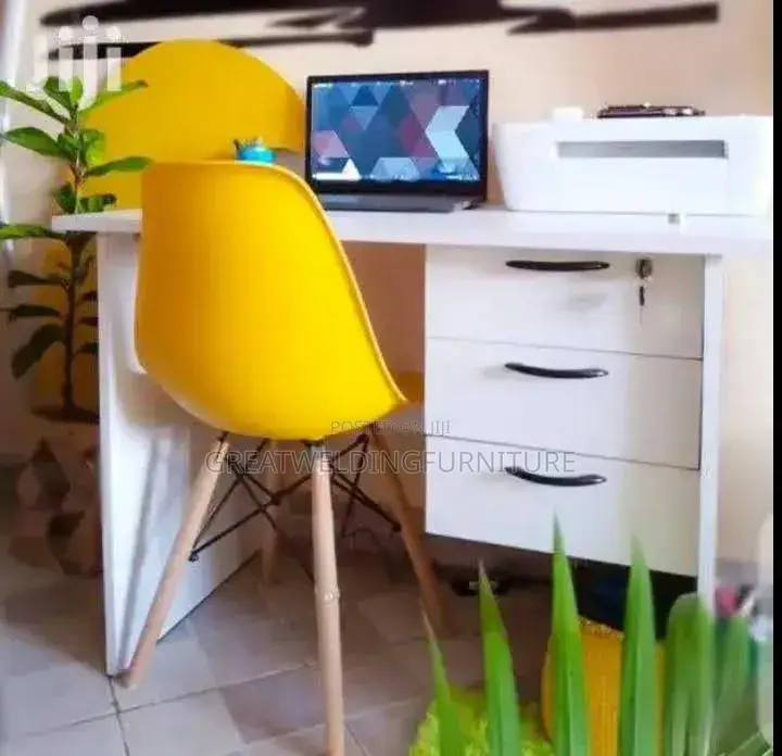 Generic Design Whitish Office Desk With Yellow Eames Chair H8j